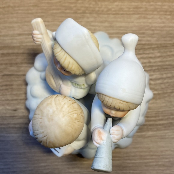 Christmas Carolers porcelain music box “joy to the world “ - Picture 11 of 14